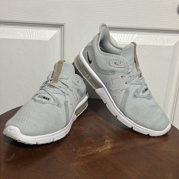 🔥🔥 Nike Air Max Sequent 3 Gray Running Shoes - Women Sz8 - EXCELLENT Condition - Picture 1 of 12